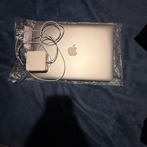 Apple MacBook in Elegant Silver with Charger
